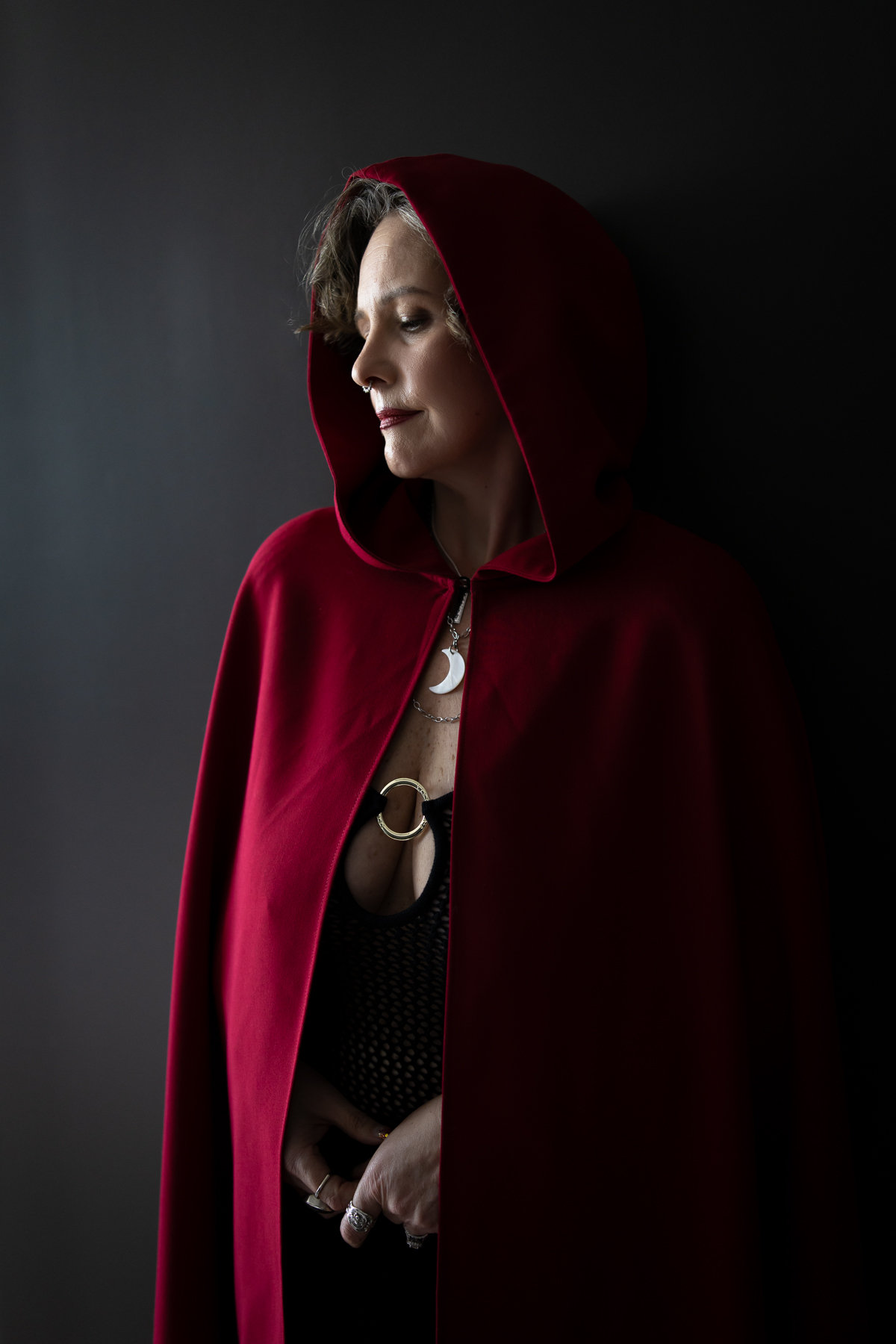 witchy-woman-photoshoot witchy-look-red-cloak